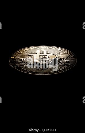 Rottweil, Deutschland. 22.. Juni 2022. Das Logo der Kryptowährung Bitcoin ist auf einer symbolischen 'Bitcoin-Münze' in einem Büro zu sehen. Kredit: Silas Stein/dpa/Alamy Live Nachrichten Stockfoto