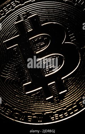 Rottweil, Deutschland. 22.. Juni 2022. Das Logo der Kryptowährung Bitcoin ist auf einer symbolischen 'Bitcoin-Münze' in einem Büro zu sehen. Kredit: Silas Stein/dpa/Alamy Live Nachrichten Stockfoto