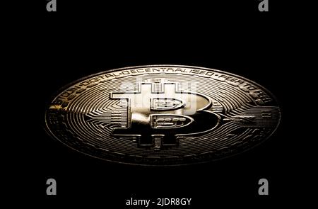Rottweil, Deutschland. 22.. Juni 2022. Das Logo der Kryptowährung Bitcoin ist auf einer symbolischen 'Bitcoin-Münze' in einem Büro zu sehen. Kredit: Silas Stein/dpa/Alamy Live Nachrichten Stockfoto