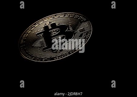 Rottweil, Deutschland. 22.. Juni 2022. Das Logo der Kryptowährung Bitcoin ist auf einer symbolischen 'Bitcoin-Münze' in einem Büro zu sehen. Kredit: Silas Stein/dpa/Alamy Live Nachrichten Stockfoto