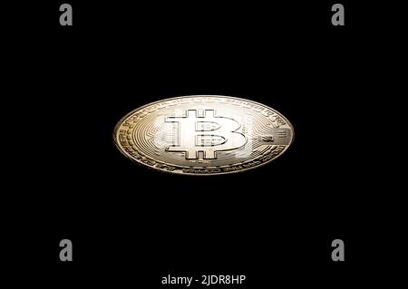 Rottweil, Deutschland. 22.. Juni 2022. Das Logo der Kryptowährung Bitcoin ist auf einer symbolischen 'Bitcoin-Münze' in einem Büro zu sehen. Kredit: Silas Stein/dpa/Alamy Live Nachrichten Stockfoto