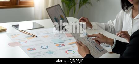 Das Team der Geschäftsleute arbeitet im Büro mit einem Tablet und einem Dokument und plant die Analyse des Finanzberichts, die Investition in den Geschäftsplan und die Finanzierung Stockfoto