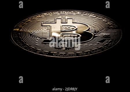 Rottweil, Deutschland. 22.. Juni 2022. Das Logo der Kryptowährung Bitcoin ist auf einer symbolischen 'Bitcoin-Münze' in einem Büro zu sehen. Kredit: Silas Stein/dpa/Alamy Live Nachrichten Stockfoto