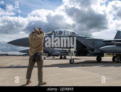 RAF Lakenheath, Aberdeen City, Großbritannien. 8.. Juni 2022. US Air Force Staff Sgt. Tahraun Sibley, ein Flugzeugbauer, der der Aircraft Maintenance Unit 492. zugewiesen wurde, signalisiert nach einem Routineflugeinsatz bei der Royal Air Force Lakenheath, England, am 8. Juni 2022 einen F-15E Strike Eagle. Der 48. Fighter Wing führt routinemäßige Flugoperationen durch, um reaktionsschnelle Kampffähigkeit zu bieten, um NATO-Verbündete zu verteidigen und die regionale Sicherheit zu verbessern. Quelle: U.S. Air Force/Digital/ZUMAPRESS.com/Alamy Live News Stockfoto