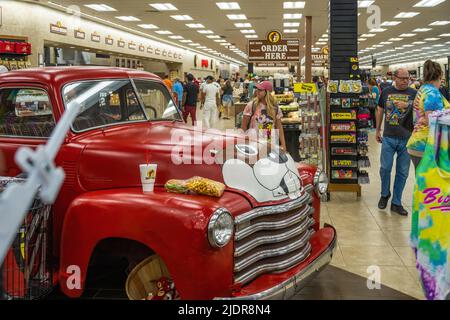 Das geschäftige Buc-ee's travel Center in Leeds, Alabama, gleich außerhalb von Birmingham. (USA) Stockfoto