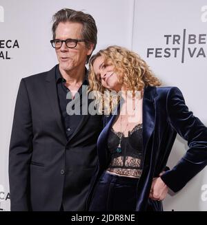 NEW YORK, NY, USA - 12. JUNI 2022: Kevin Bacon und Kyra Sedgwick nehmen an der Tribeca Festival-Premiere von „Space Oddity“ im Village East Cinema Teil. Stockfoto