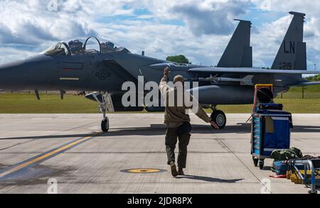 RAF Lakenheath, Aberdeen City, Großbritannien. 8.. Juni 2022. US Air Force Staff Sgt. Tahraun Sibley, ein Flugzeugbauer der 492. Aircraft Maintenance Unit, führt nach einem Routineflugeinsatz bei der Royal Air Force Lakenheath, England, am 8. Juni 2022 einen F-15E Strike Eagle auf das Vorfeld. Der 48. Fighter Wing führt routinemäßige Flugoperationen durch, um reaktionsschnelle Kampffähigkeit zu bieten, um NATO-Verbündete zu verteidigen und die regionale Sicherheit zu verbessern. Quelle: U.S. Air Force/Digital/ZUMAPRESS.com/Alamy Live News Stockfoto