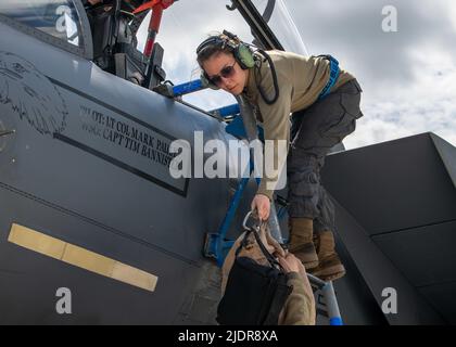 RAF Lakenheath, Aberdeen City, Großbritannien. 8.. Juni 2022. Die US Air Force Airman 1. Class Bridget Simpson, ein Crew-Chef, der dem 48. Aircraft Maintenance Squadron zugewiesen wurde, führt Post-Flight-Einsätze bei der Royal Air Force Lakenheath, England, am 8. Juni 2022 durch. Der Liberty Wing widmet sich der Aufrechterhaltung der Kampfbereitschaft durch tägliche Schulungen, um die nationalen Interessen der USA und der NATO-Verbündeten und -Partner zu schützen. Quelle: U.S. Air Force/Digital/ZUMAPRESS.com/Alamy Live News Stockfoto