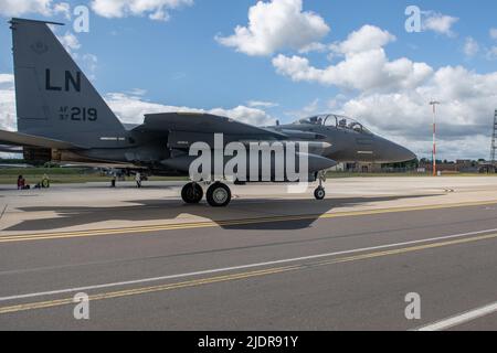 RAF Lakenheath, Aberdeen City, Großbritannien. 8.. Juni 2022. Ein F-15E Strike Eagle der US-Luftwaffe, der den 492. Jagdgeschwader-Taxis auf der Royal Air Force Lakenheath, England, zugewiesen wurde, 8. Juni 2022. Der F-15E Strike Eagle ist ein taktischer Kämpfer für jedes Wetter, der es dem Liberty Wing ermöglicht, einzigartige Luftkampffähigkeiten auf das Schlachtfeld zu bringen. Quelle: U.S. Air Force/Digital/ZUMAPRESS.com/Alamy Live News Stockfoto