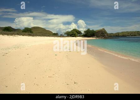 Die Landschaft eines Strandes, der aufgrund seines rosafarbenen Sandes im Volksmund Pink Beach genannt wird, liegt auf der Komodo-Insel im Komodo-Nationalpark in Komodo, West Manggarai, East Nusa Tenggara, Indonesien. Dieser Strand könnte zu den halben Sandstränden der Welt gehören, die bis zum Ende des Jahrhunderts verschwinden könnten, wenn der Klimawandel unvermindert weitergeht, wie Klimawissenschaftler in ihrer Publikation über Nature Climate Change vom März 2020 berichteten. Stockfoto