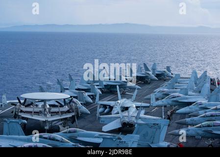 Santa Rita, Guam. 22.. Juni 2022. Der einzige nach vorne eingesetzte Flugzeugträger der US-Marine USS Ronald Reagan (CVN 76) zieht zu einem planmäßigen Hafenbesuch in den Marinestützpunkt Guam. Ronald Reagan, das Flaggschiff der Carrier Strike Group 5, stellt eine kampfbereite Kraft zur Verfügung, die die Vereinigten Staaten schützt und verteidigt und Allianzen, Partnerschaften und kollektive maritime Interessen in der Indo-Pazifik-Region unterstützt. Quelle: U.S. Navy/ZUMA Press Wire Service/ZUMAPRESS.com/Alamy Live News Stockfoto