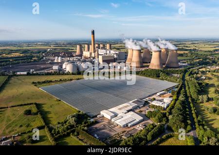 DRAX, GROSSBRITANNIEN – 20. JUNI 2022. Das Kohlekraftwerk Drax nutzt seine überschüssige Wärme, um Gewächshäuser in der Salatfabrik von English Village für Lebensmittelprodu zu erhitzen Stockfoto