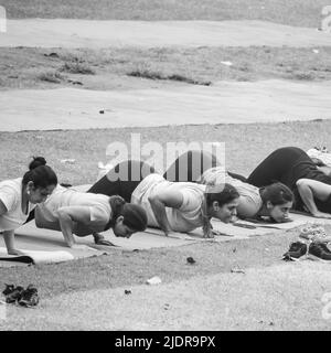 Delhi, Indien, Juni 18 2022 - Gruppen-Yoga-Übungskurs Surya Namashkar für Menschen unterschiedlichen Alters im Lodhi Garden. Internationaler Yoga-Tag, große Gruppe Stockfoto