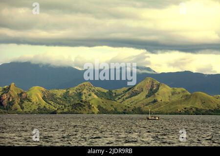 Landschaft einer Insel im Komodo-Nationalpark, administrativ in Komodo, West Manggarai, Ost-Nusa Tenggara, Indonesien. Stockfoto