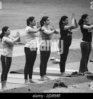 Delhi, Indien, Juni 18 2022 - Gruppen-Yoga-Übungskurs Surya Namashkar für Menschen unterschiedlichen Alters im Lodhi Garden. Internationaler Yoga-Tag, große Gruppe Stockfoto