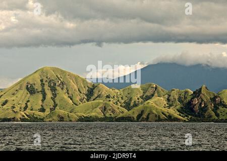 Landschaft einer Insel im Komodo-Nationalpark, administrativ in Komodo, West Manggarai, Ost-Nusa Tenggara, Indonesien. Stockfoto