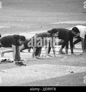 Delhi, Indien, Juni 18 2022 - Gruppen-Yoga-Übungskurs Surya Namashkar für Menschen unterschiedlichen Alters im Lodhi Garden. Internationaler Yoga-Tag, große Gruppe Stockfoto