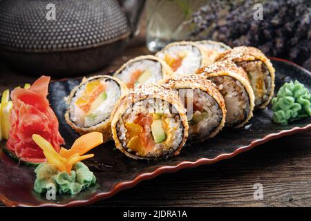 Nahaufnahme einer Portion frittierter Sushi-Rollen Stockfoto