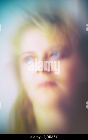Verschmiertes Porträt einer blonden Frau Stockfoto