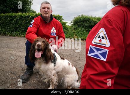 John Miskelly mit seinem Hund Bracken, in seinem Haus in Falkland, Fife, leitet John ein spezialisiertes Hundeteam, das Leichen aufspüren und finden kann. Er und sein Team stehen bereit, um in der Ukraine zu helfen. Bilddatum: Dienstag, 21. Juni 2022. Stockfoto