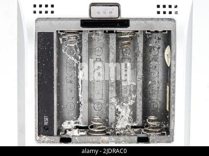 Oxidkorrosion im Batteriefach eines elektronischen Geräts Stockfoto