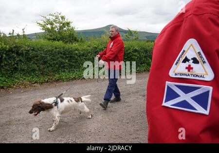 John Miskelly mit seinem Hund Bracken in seinem Haus in Falkland, Fife, der ein spezialisiertes Hundeteam leitet, das Leichen aufsucht und findet. Er und sein Team stehen bereit, um in der Ukraine zu helfen. Bilddatum: Dienstag, 21. Juni 2022. Stockfoto