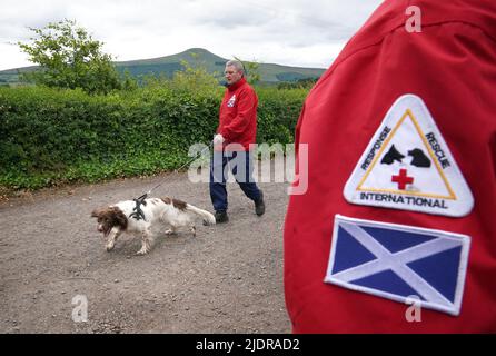 John Miskelly mit seinem Hund Bracken in seinem Haus in Falkland, Fife, der ein spezialisiertes Hundeteam leitet, das Leichen aufsucht und findet. Er und sein Team stehen bereit, um in der Ukraine zu helfen. Bilddatum: Dienstag, 21. Juni 2022. Stockfoto