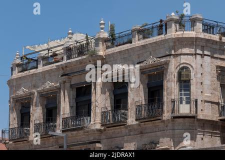 Außenansicht des 1889 im europäischen Neoklassizismus erbauten New Imperial Hotels, das sich im Besitz der griechisch-orthodoxen Kirche am Omar Ibn Al-Khattab-Platz in der Nähe des Jaffa-Tors befindet. Die Rechte werden am 21. Juni 2022 an eine rechte jüdische Gruppe in Jerusalem, Israel, übertragen. Der Oberste Gerichtshof Israels entschied zugunsten der Übernahme eines renommierten christlichen Hotels und zweier weiterer Gebäude in der Altstadt Jerusalems durch einen israelischen Siedler Stockfoto