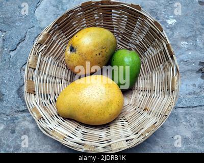 Einige frische süße Früchte in den Korb gelegt Stockfoto