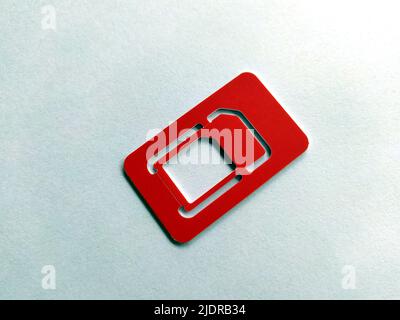 SIM-Karte, Telefon und Steckplatz auf weißem Hintergrund, Kopierplatz, Draufsicht. Stockfoto