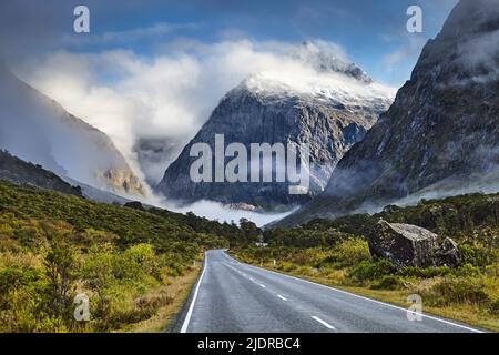 Berglandschaft, Straße zum Fiordland zwischen großen Bergen, Neuseeland Stockfoto