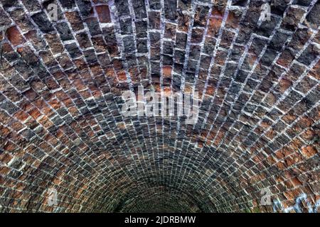 Abstrakter Hintergrund einer gewölbten Ziegeldecke im verlassenen Fort Bema-Gebäude aus dem 19.. Jahrhundert in Warschau, Polen. Stockfoto