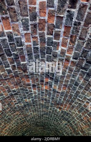 Abstrakter Hintergrund einer gewölbten Ziegeldecke im verlassenen Fort Bema-Gebäude aus dem 19.. Jahrhundert in Warschau, Polen. Stockfoto