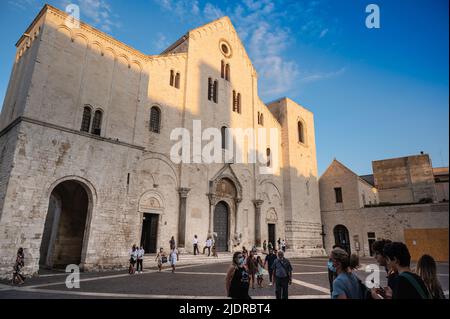 Bari, Apulien, Italien. August 2021. Die imposante Fassade der Kirche St. Nikolaus, im römisch-katholischen Stil. Menschen auf dem Platz. Stockfoto