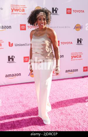 Inglewood, Kalifornien, USA. 14.. Juni 2022. Dawnn Lewis nimmt an der YWCA Greater Los Angeles (YWCA-GLA) 2022 Phenomenal Woman Award-Preisverleihung Teil, bei der Ersthelfer im SoFi Stadium in Inglewood, Kalifornien, geehrt werden. Kredit: Sheri Determan Stockfoto