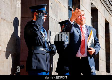 Amsterdam, Niederlande. 22.. Juni 2022. AMSTERDAM - König Willem-Alexander, Königin Maxima und Prinzessin Beatrix der Niederlande nehmen am 22. Juni 2022 an der jährlichen Gala des Diplomatischen Korps im Königlichen Palast Teil. Quelle: Patrick van Katwijk/dpa/Alamy Live News Stockfoto