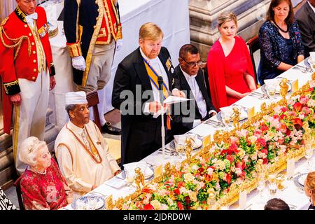 Amsterdam, Niederlande. 22.. Juni 2022. AMSTERDAM - König Willem-Alexander, Königin Maxima und Prinzessin Beatrix der Niederlande nehmen am 22. Juni 2022 an der jährlichen Gala des Diplomatischen Korps im Königlichen Palast Teil. Quelle: Patrick van Katwijk/dpa/Alamy Live News Stockfoto