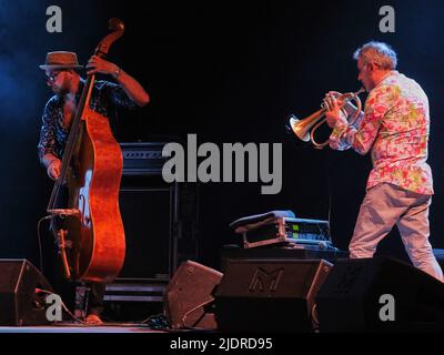 Verona, Italien. 22.. Juni 2022. Paolo Fresu e Marco Bardoscia während PAOLO FRESU - FERLINGHETTI, italienischer Sänger Musikkonzert in Verona, Italien, Juni 22 2022 Quelle: Independent Photo Agency/Alamy Live News Stockfoto