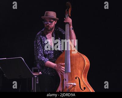 Verona, Italien. 22.. Juni 2022. Marco Bardoscia während PAOLO FRESU - FERLINGHETTI, italienischer Sänger Musikkonzert in Verona, Italien, Juni 22 2022 Quelle: Independent Photo Agency/Alamy Live News Stockfoto