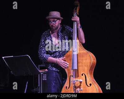 Verona, Italien. 22.. Juni 2022. Marco Bardoscia während PAOLO FRESU - FERLINGHETTI, italienischer Sänger Musikkonzert in Verona, Italien, Juni 22 2022 Quelle: Independent Photo Agency/Alamy Live News Stockfoto