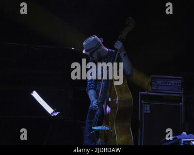 Verona, Italien. 22.. Juni 2022. Marco Bardoscia während PAOLO FRESU - FERLINGHETTI, italienischer Sänger Musikkonzert in Verona, Italien, Juni 22 2022 Quelle: Independent Photo Agency/Alamy Live News Stockfoto