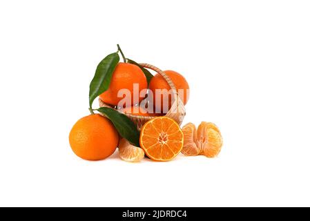 Gesundes Diät-Konzept mit frischen orangenen Zitrusfrüchten, die den und Korb mit ganzen Früchten, Segmenten und einem Querschnitt des saftigen Fruchtfleisches über Weiß zeigen Stockfoto