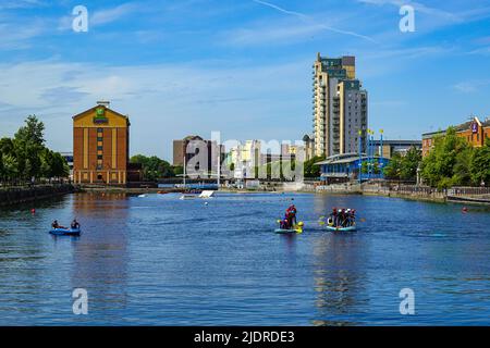 Kinder paddeln an den alten Docks in Salford, Manchester, Großbritannien, jetzt bekannt als Salford Quays Stockfoto