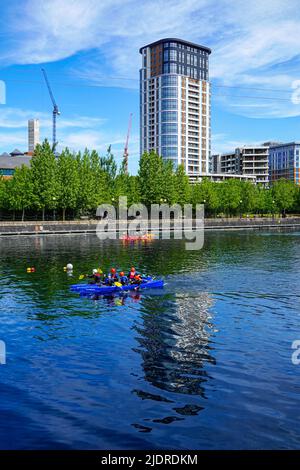 Kinder paddeln an den alten Docks in Salford, Manchester, Großbritannien, jetzt bekannt als Salford Quays Stockfoto