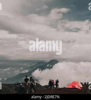 Die Menschen genießen den Morgen am Mount Prau, Wonosobo, Indonesien Stockfoto