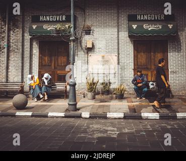 Menschen hängen vor dem Café in der Braga Street Bandung Stockfoto