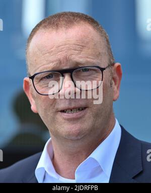 Klettwitz, Deutschland. 21.. Juni 2022. Guido Kutschera, Chef von Dekra Deutschland, steht bei einer Presseveranstaltung auf dem Dekra Lausitzring. Quelle: Patrick Pleul/dpa/Alamy Live News Stockfoto