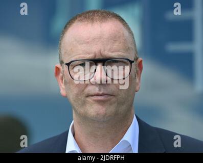 Klettwitz, Deutschland. 21.. Juni 2022. Guido Kutschera, Chef von Dekra Deutschland, steht bei einer Presseveranstaltung auf dem Dekra Lausitzring. Quelle: Patrick Pleul/dpa/Alamy Live News Stockfoto