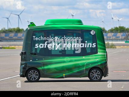 Klettwitz, Deutschland. 21.. Juni 2022. Ein autonomer Shuttle-Bus fährt am Deka Lausitzring des Dekra Automobil Test Centers. Quelle: Patrick Pleul/dpa/Alamy Live News Stockfoto