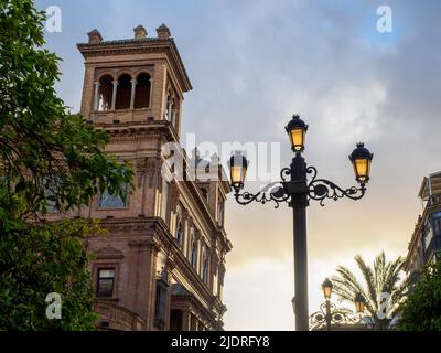 Das Coliseo de Sevilla wurde 1931 als Teatro Coliseo España eingeweiht. Im Jahr 1970s wurde es zum Hauptsitz der Banco Bilbao Vizcaya. 2002 wurde es zum Büro der Junta de Andalucía - Sevilla, Spanien Stockfoto